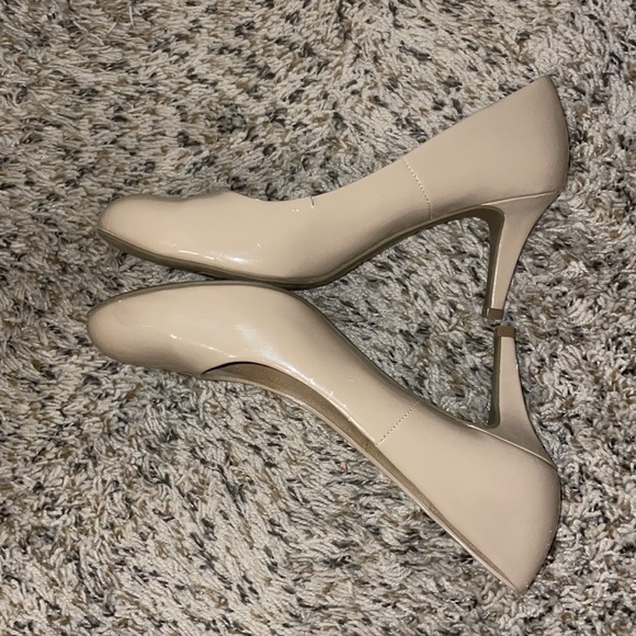 Tan patent leather heels size 9 1/2 from Predictions - Picture 2 of 13